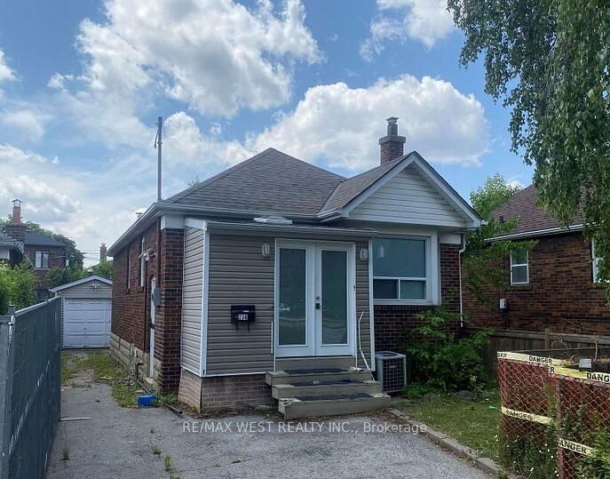 Property Photo:  236 Cedric Avenue  ON M6C 3Y1 