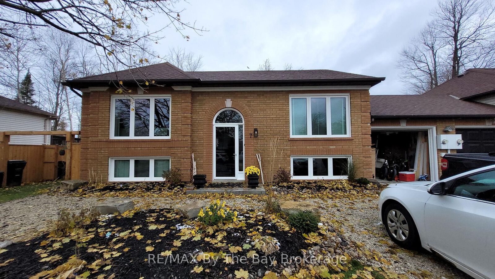 Property Photo: 7 Harbour Crescent 2 ON L9Z 1G4