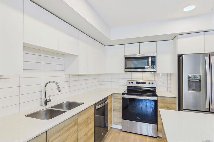 Property Photo:  4820 Cedar Ridge Pl #204  BC V9T 0M7 
