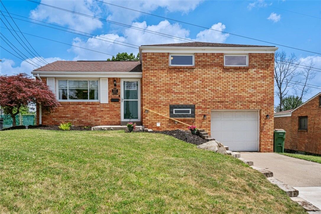 Property Photo: 845 Kerry Hill Dr PA 15234