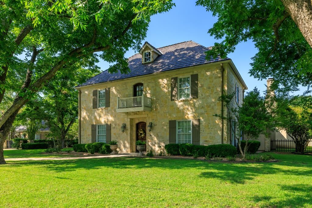 Property Photo:  707 Creek St  TX 78624 
