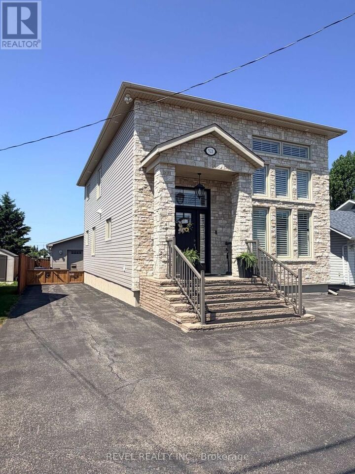 521 Pine Street North — photo 1