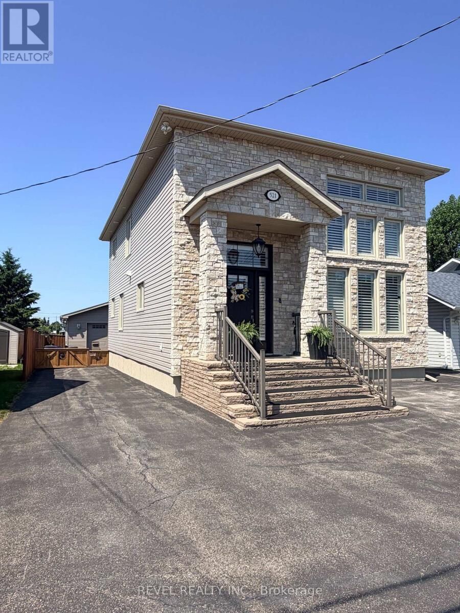 Property Photo: 521 Pine Street North ON P4N 6L9