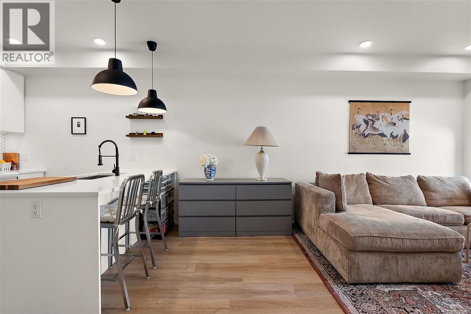 Property Photo:  2348 Beacon Avenue 203  BC V8L 1X3 