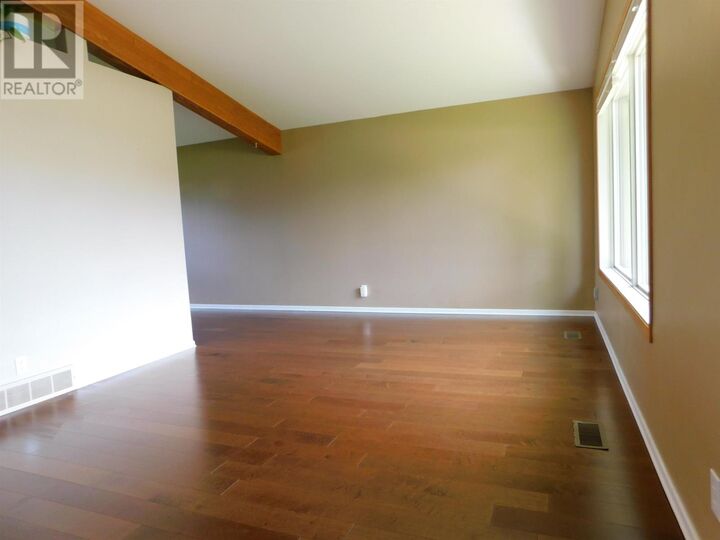 Property Photo:  61 Wood St  ON P8N 1T1 