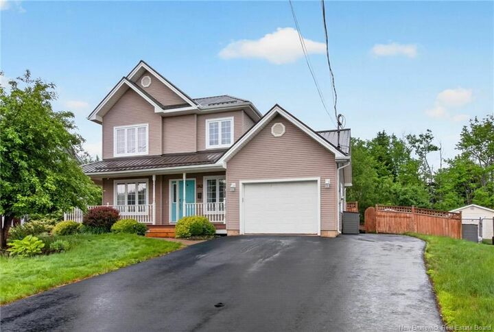 242 Doreen Crescent — photo 1