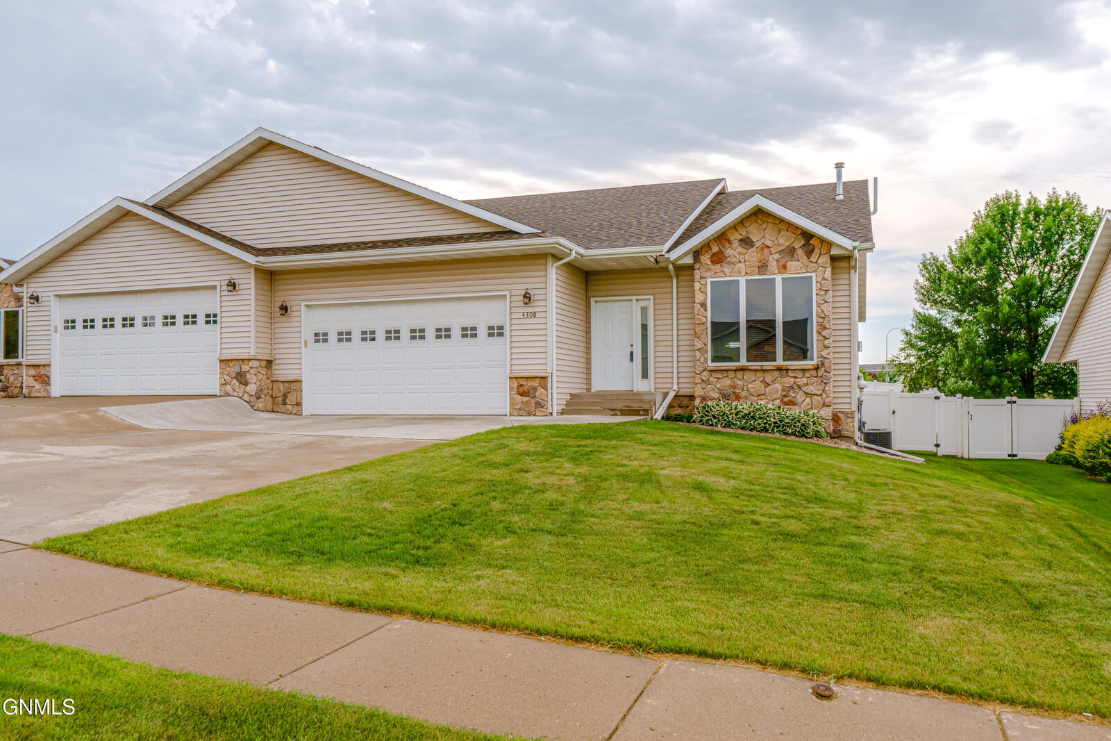 Property Photo:  4308 Boulder Ridge Road  ND 58503 