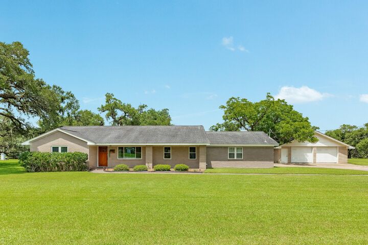 Property Photo: 511 Edgewater Street TX 77531