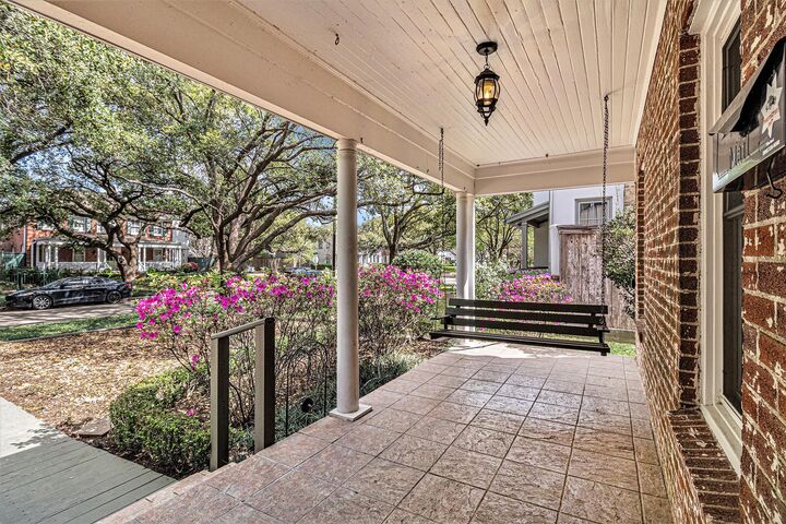 Property Photo:  2005 Wroxton Road  TX 77005 