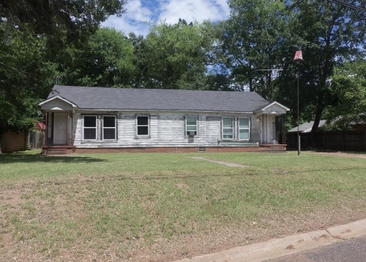 Property Photo:  2910 S Broadway  TX 75662 