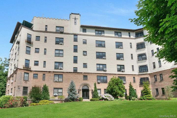 Property Photo: 1273 North Avenue Entry 8, Apt 2F NY 10804