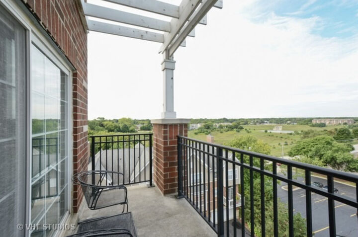 Property Photo:  470 W Mahogany Court 612  IL 60067 