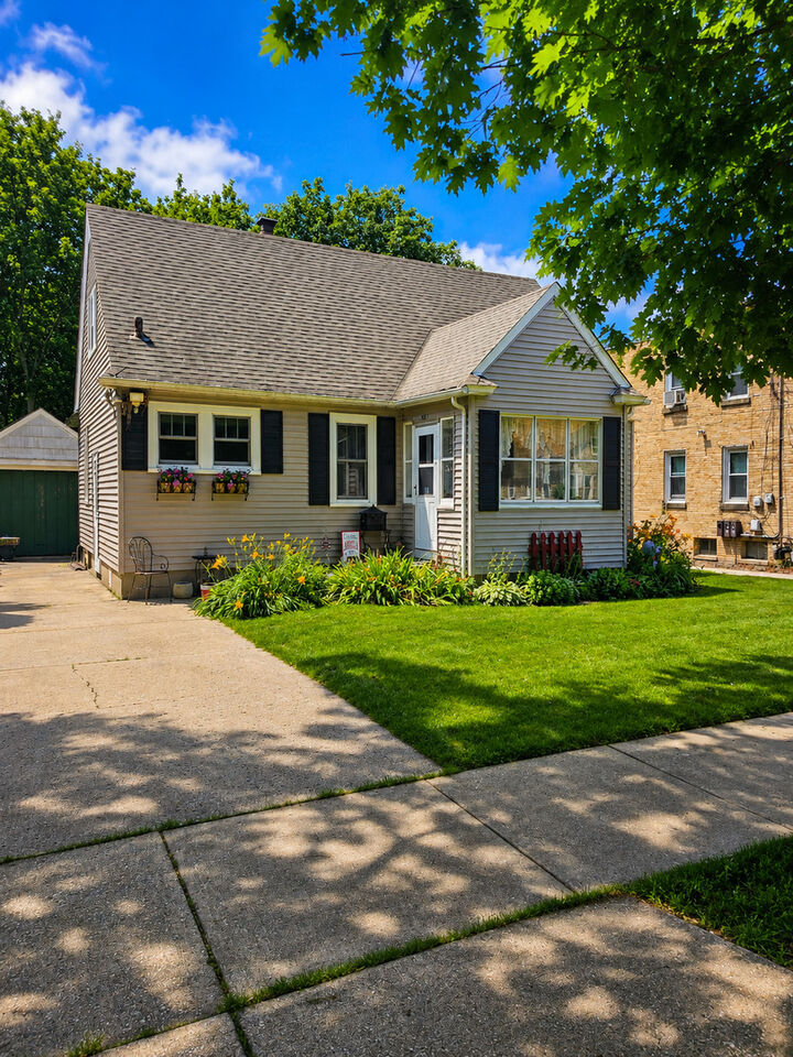 Property Photo: 621 Lincoln Avenue IL 60120