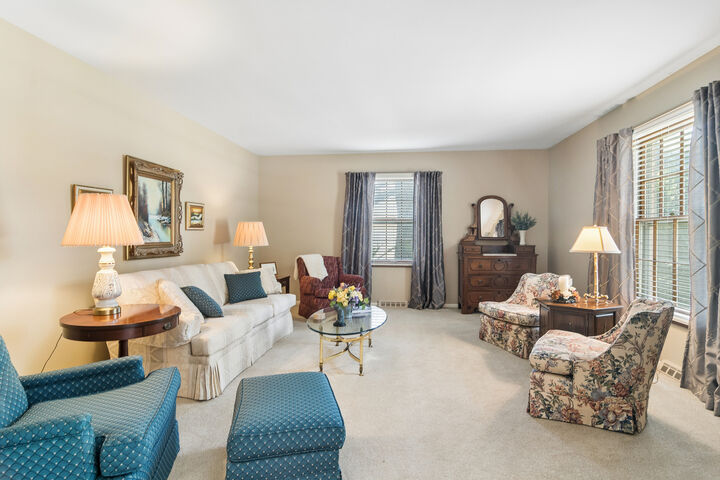 Property Photo: 562 E Carpenter Drive IL 60074