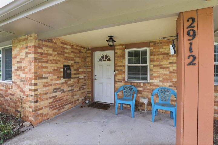 Property Photo:  2912 E Hartford Ave  OK 74604 