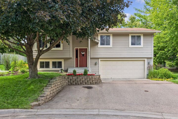 Property Photo:  506 Laredo Lane  MN 55317 