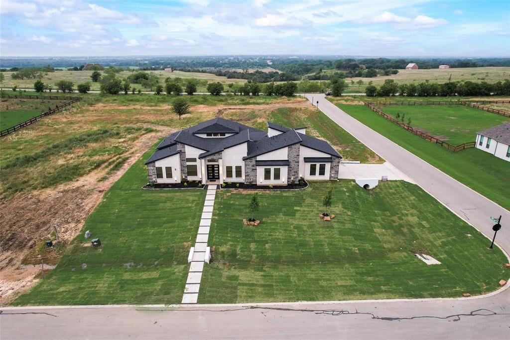 Property Photo:  1700 Hamilton Lane  TX 76247 