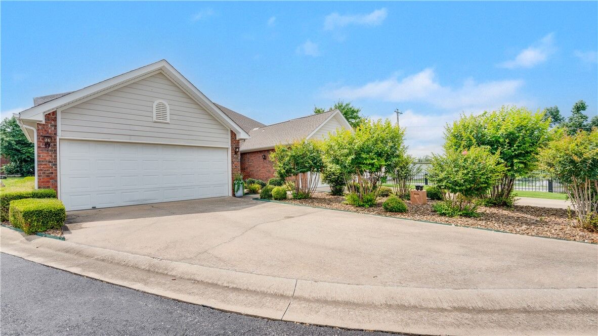 Property Photo:  902 S Dixson Street  AR 72758 
