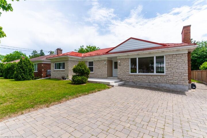 Property Photo: 107 Queensway Drive ON N3R 4X1