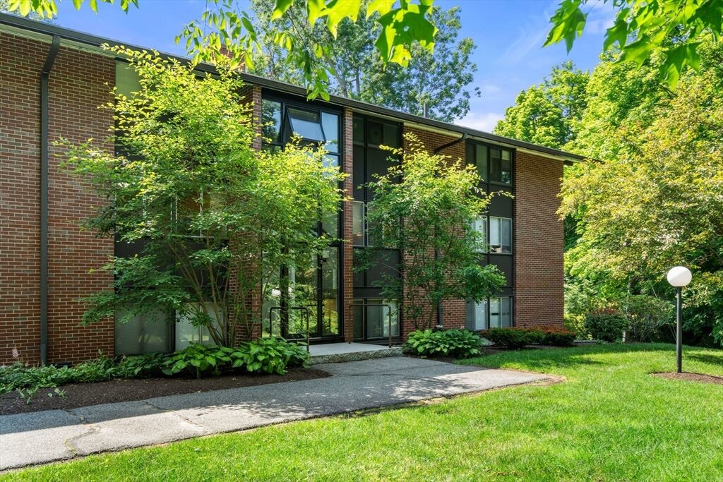 Property Photo: 7 Longwood Drive 207 MA 01810