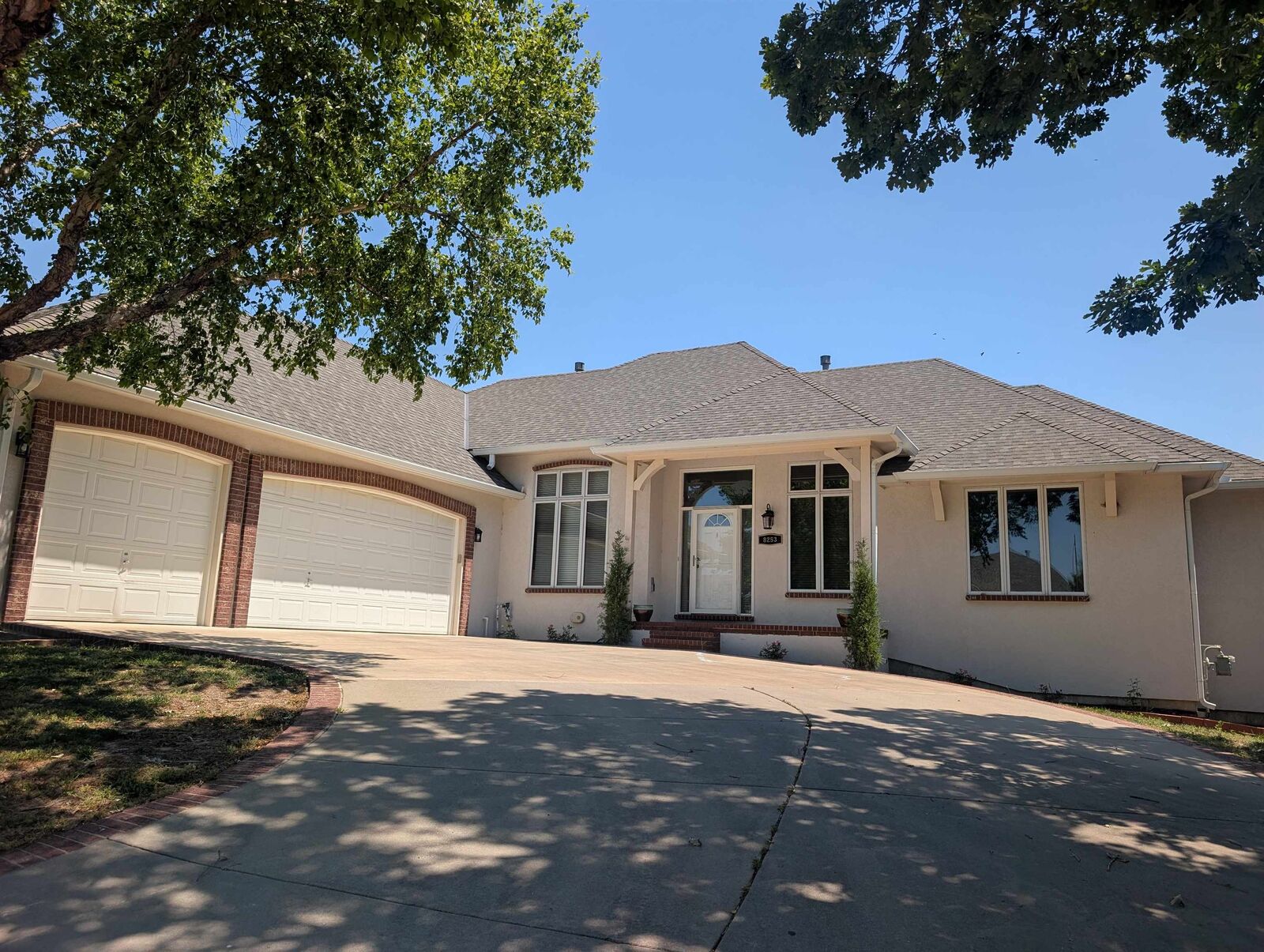 Property Photo:  8253 E Oxford Ct  KS 67226 
