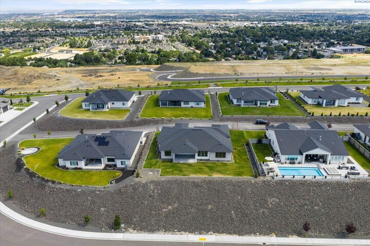 Property Photo: 7541 W 22nd Place WA 99337