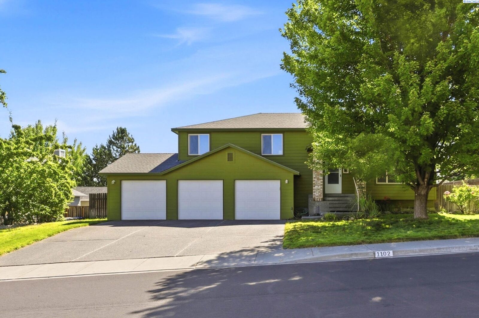 Property Photo: 1102 Oxford Ave WA 99352
