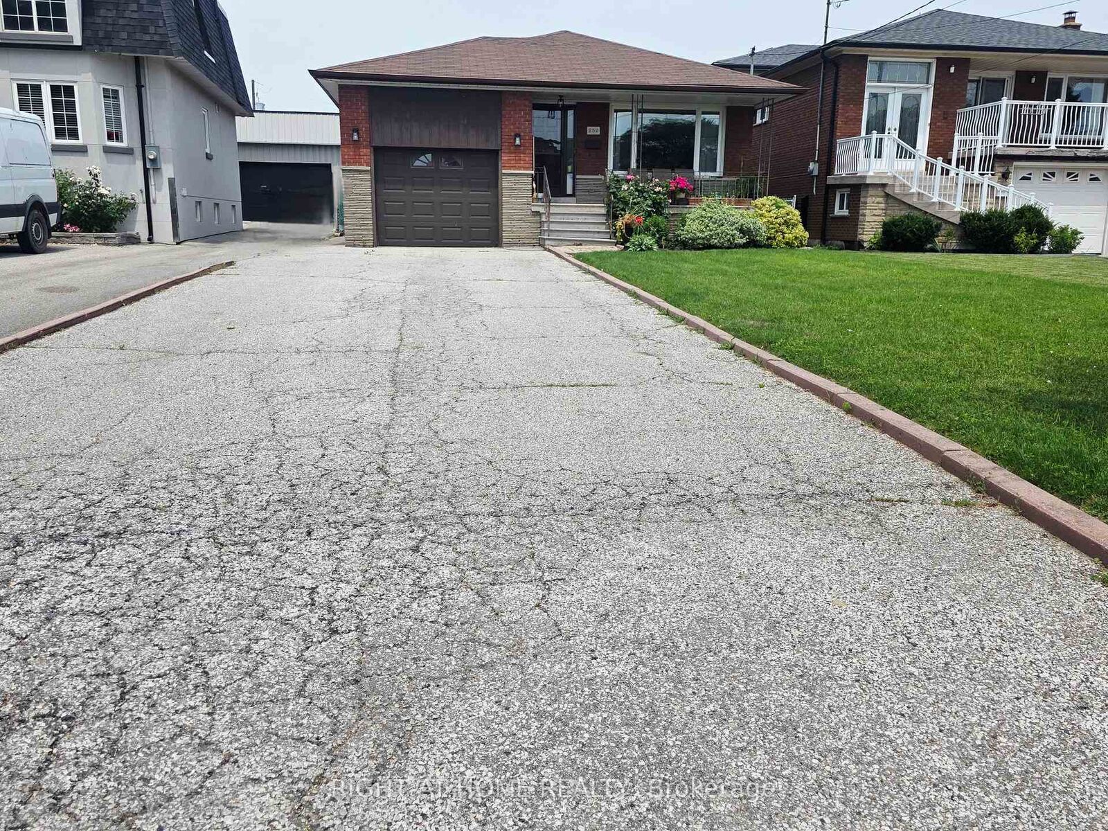 Property Photo: 252 Maple Leaf Drive Lower ON M6L 1P1
