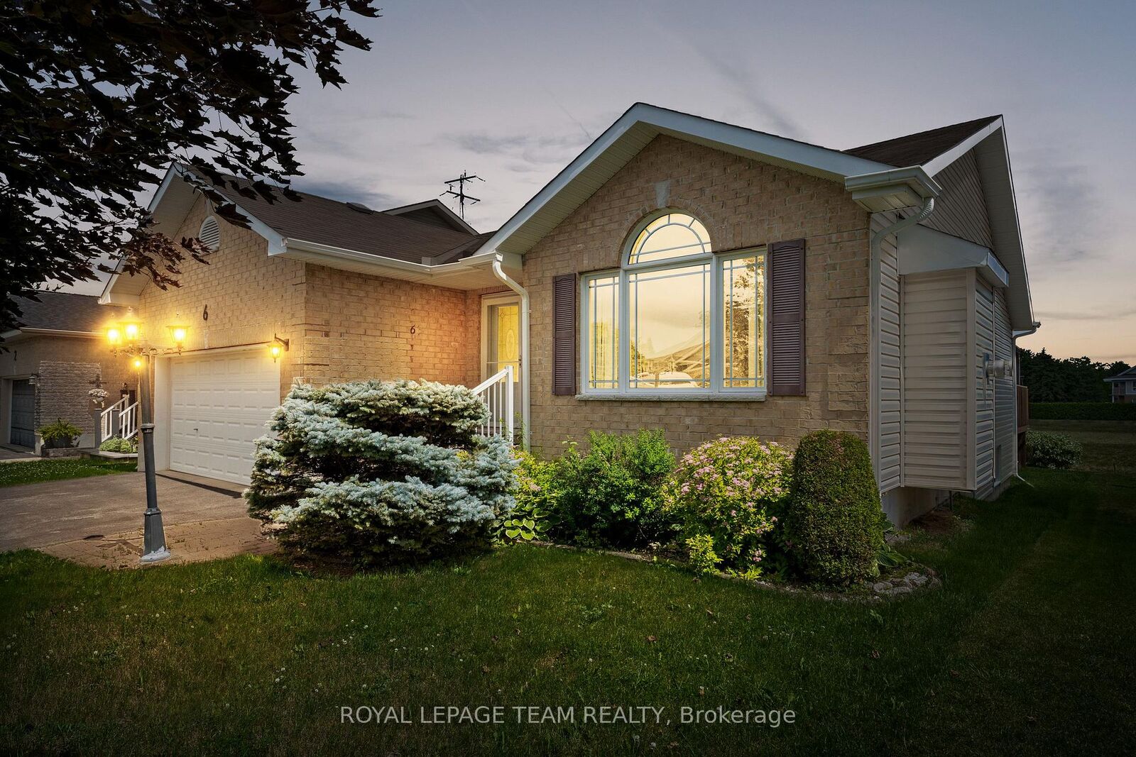 Property Photo: 6 Stonehaven Way ON K7S 0A5