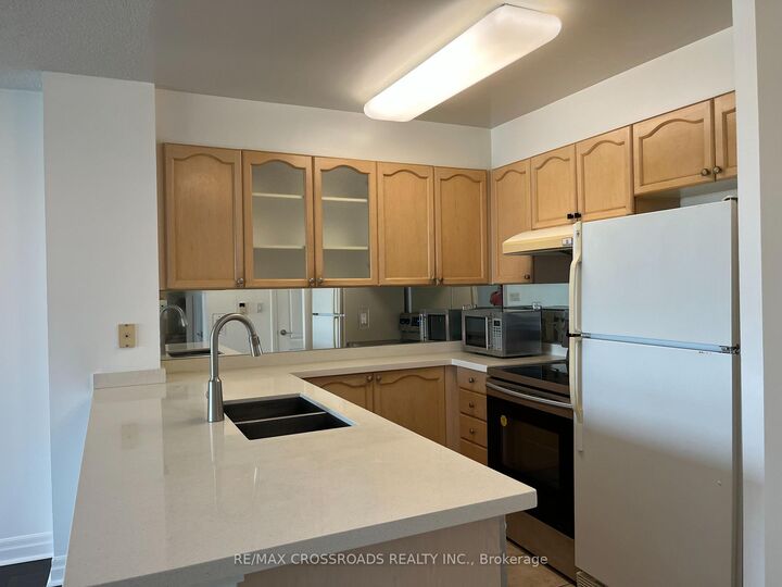 Property Photo: 188 Doris Avenue 817 ON M2N 6Z5