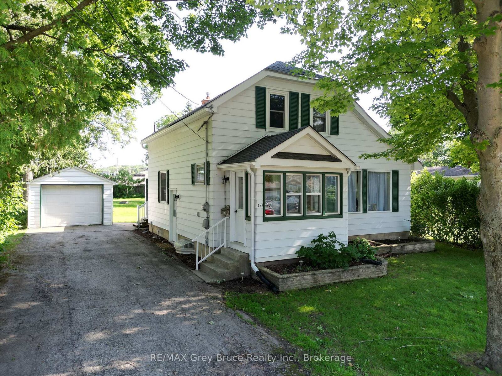 Property Photo:  621 11th Street W  ON N4K 3T2 