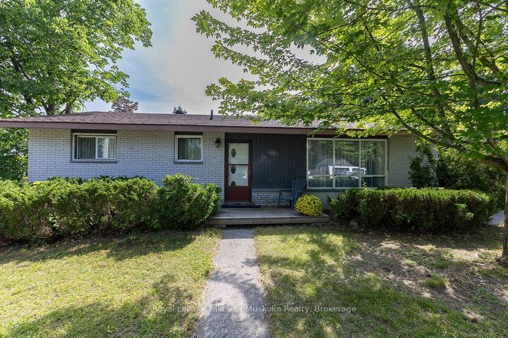 880 Sarah Street N — photo 1