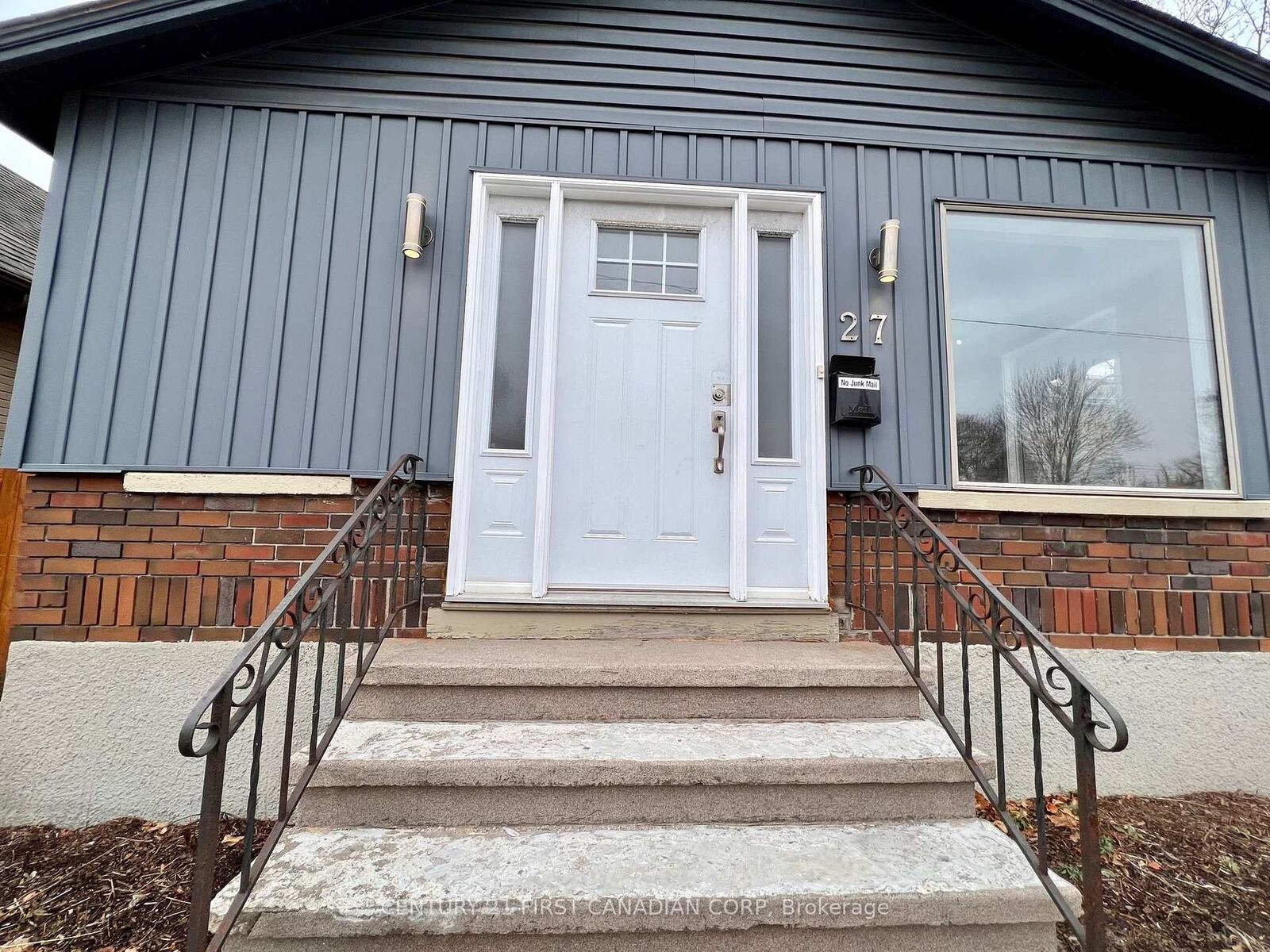 Property Photo: 27 Wharncliffe Road S ON N6J 2J5