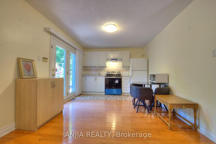 Property Photo:  6 Bellbury Crescent Back Yard 1B Above Ground  ON M2J 2J7 