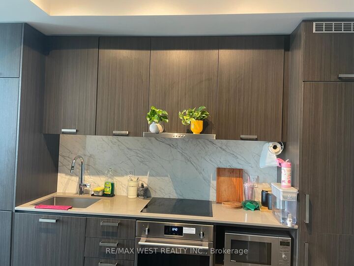 Property Photo:  10 Honeycrisp Crescent 1101  ON L4K 0M7 