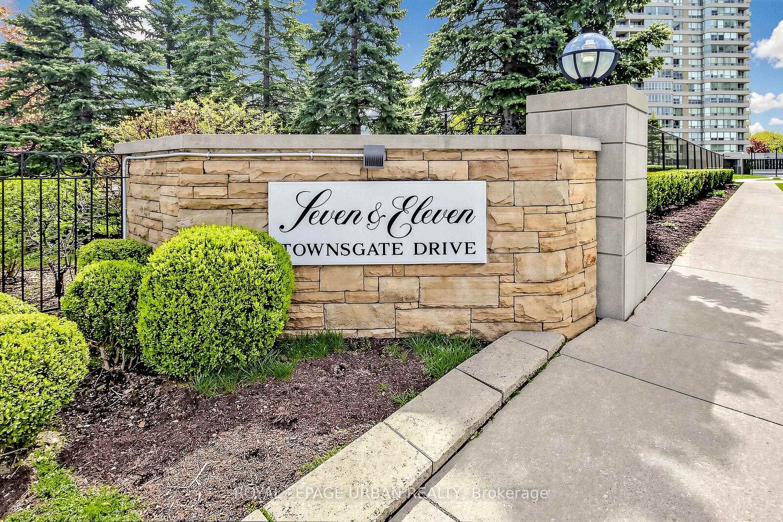Property Photo:  11 Townsgate Drive 110  ON L4J 8G4 