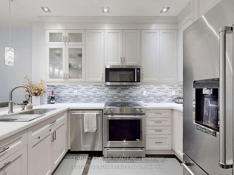 Property Photo:  10 Gateway Boulevard 206  ON M3C 3A1 