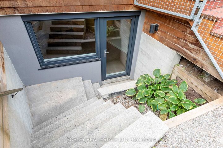 Photo de la propriété:  63 Dagmar Avenue Lower  ON M4M 1V9 