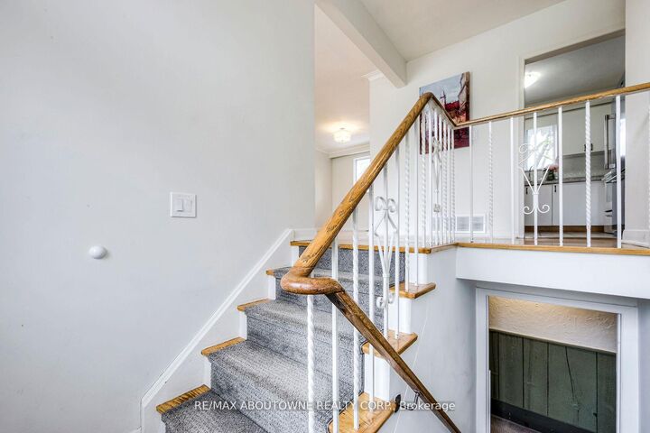 Photo de la propriété:  530 Lees Lane  ON L6L 4T4 