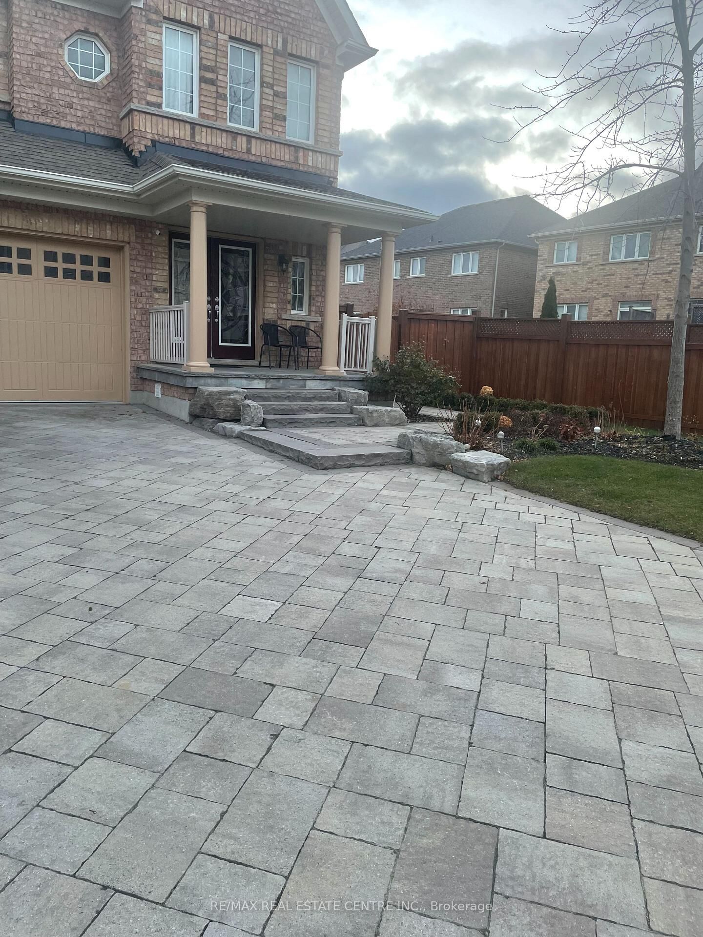 Photo de la propriété:  18 Alnwick Avenue  ON L7C 3P6 