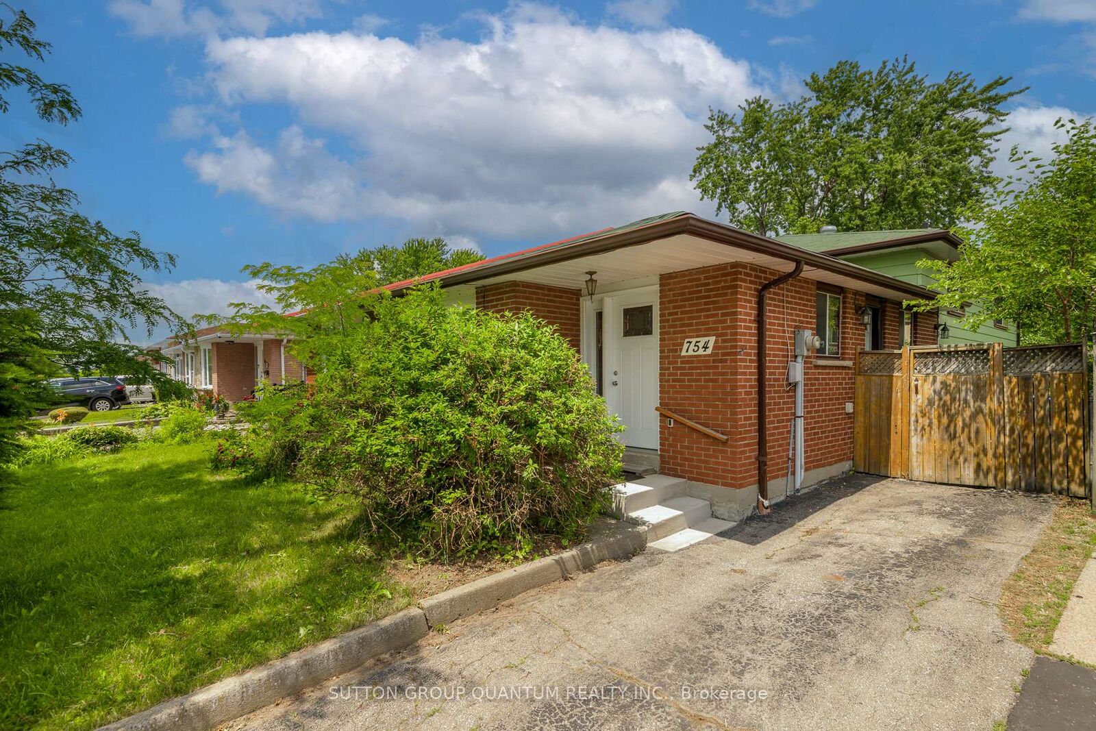 Property Photo: 754 Eaglemount Crescent ON L5C 1N9