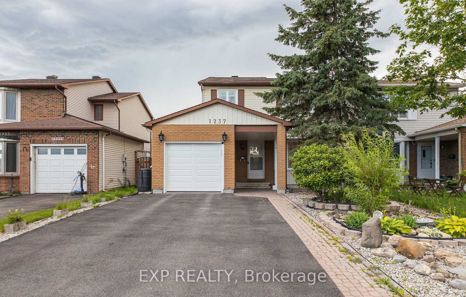Property Photo: 1237 Cedarcroft Crescent ON K1B 5G9
