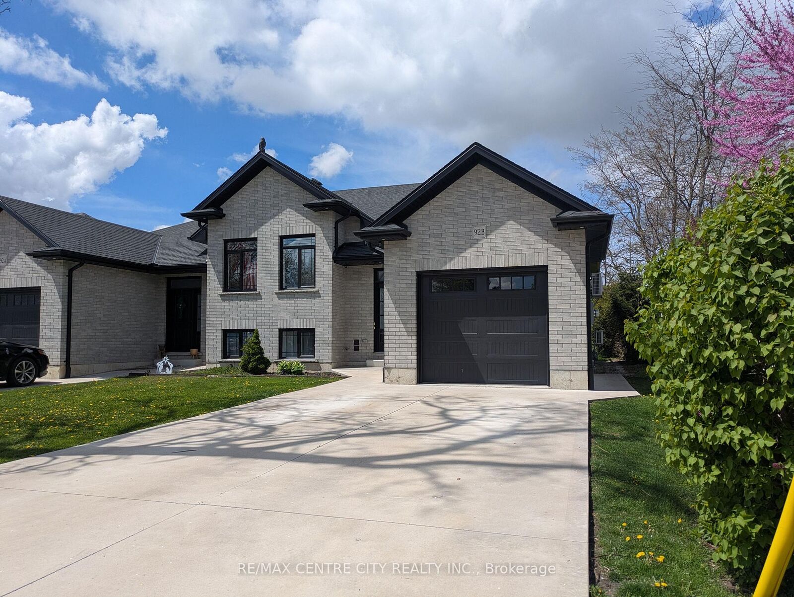 Property Photo: 92 Myrtle Street C ON N5H 2H5