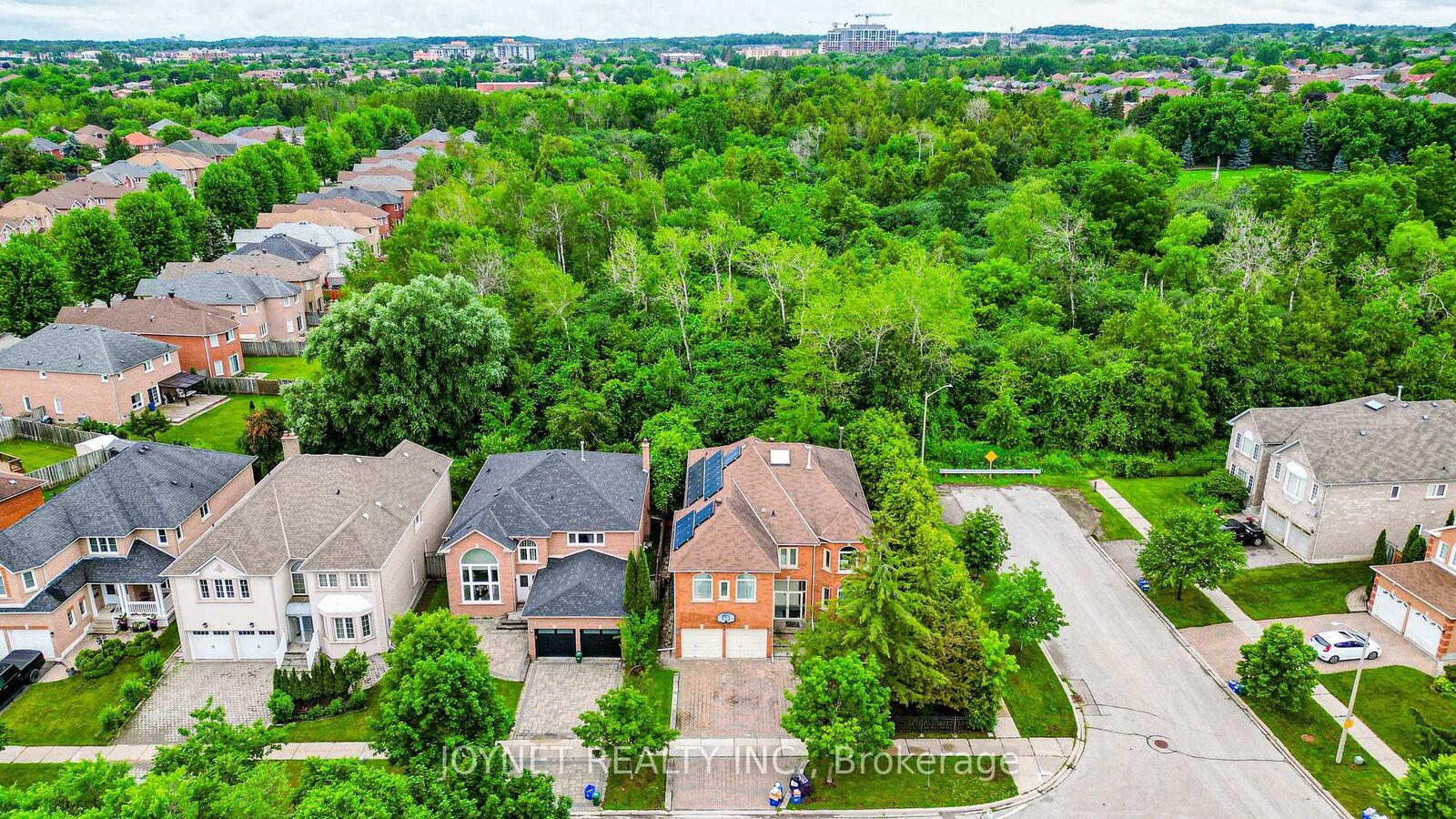 Property Photo: 2 Woodriver Street ON L4S 1B2