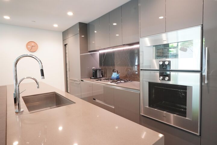 Property Photo: 375 W 59th Avenue 102 BC V5X 0J4