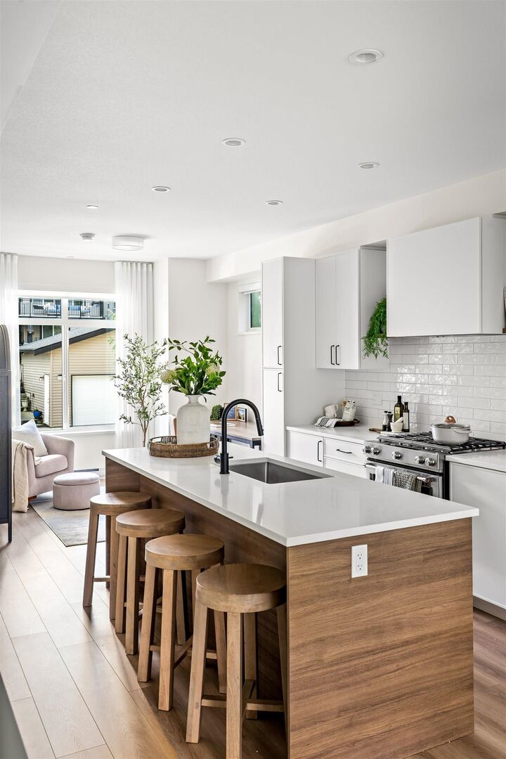 Property Photo: 2190 Rindall Avenue 12 BC V3C 0T9