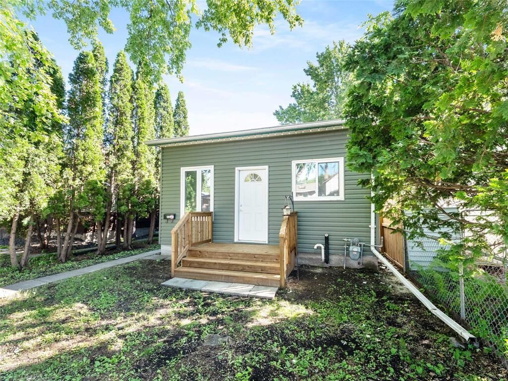 Property Photo:  412 Ottawa Avenue  MB R2K 1L2 