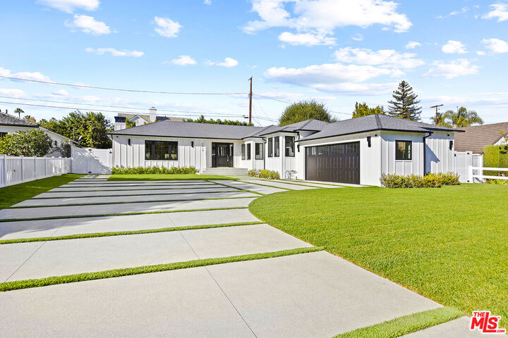 Property Photo: 4919 Noeline Ave CA 91436