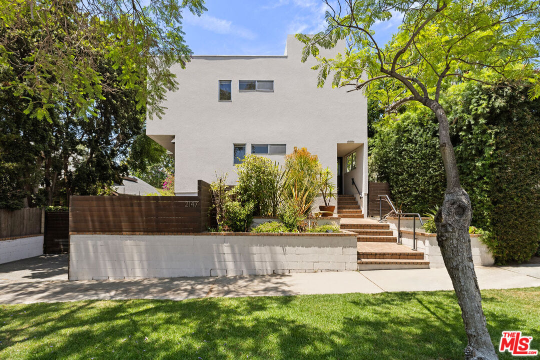 Property Photo: 2147 N Beachwood Dr CA 90068