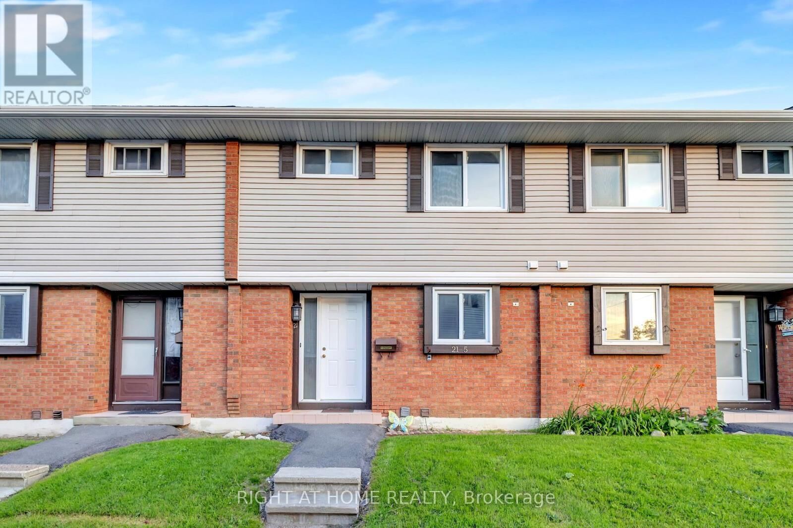 Property Photo:  5 Hadley Circle 21  ON K2H 6P1 